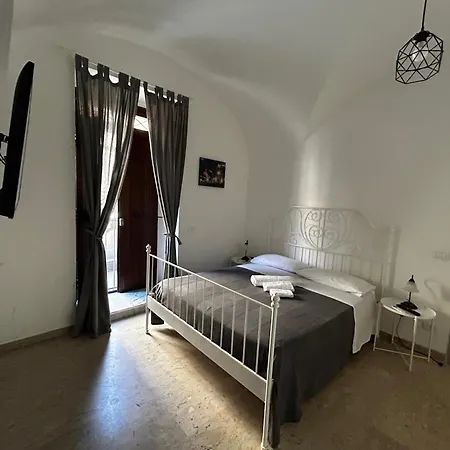 G House 100 Катанія