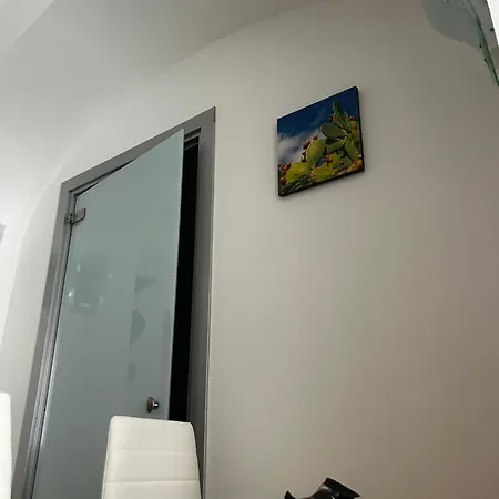 G House 100 * Катанія
